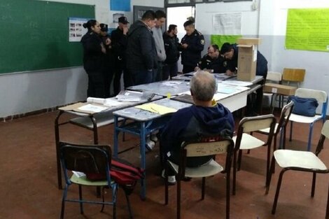 Blaquier, de espaldas, luego del incidente en la escuela de José C. Paz, mientras se notificaba a la Policía.