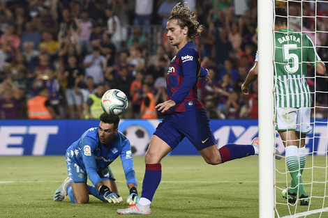 El francés Griezmann festeja el primero de su cosecha para Barcelona.