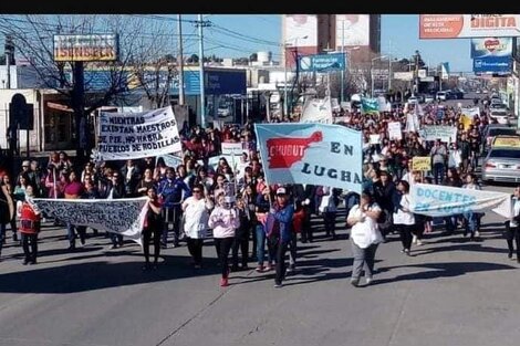 Ruidazo y marcha en Trelew en el inicio del conflicto docente, la misma lucha se profundiza y va por la quinta semana.