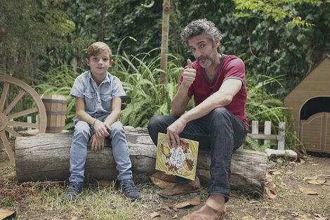  Leonardo Sbaraglia leyendo “Vida de perros”, de Isol