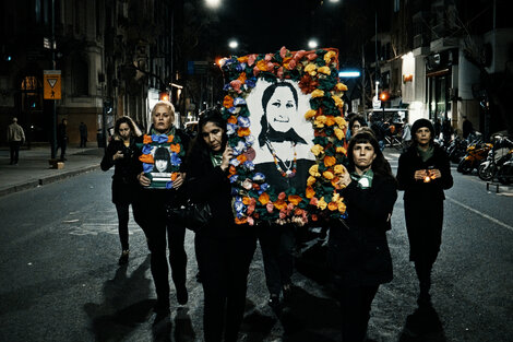 La foto de Liliana Herrera sostenida por quienes la homenajearon en la vigilia de la votación del 8M. Ella murió por una infección generalizada tras un aborto. 