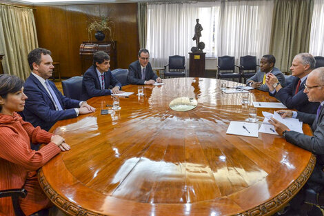 Sandleris y Lacunza junto a los delegados del FMI, antes de su partida.