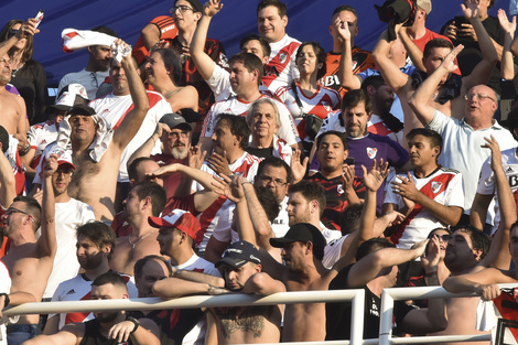 Unos 2000 hinchas del Millonario lograron ingresar al estadio en Asunción.