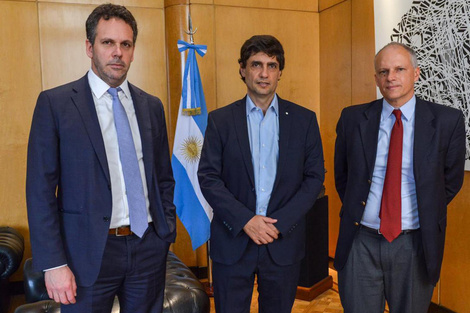 El presidente del Banco Central, Guido Sandleris, el ministro de Hacienda, Hernán Lacunza, y el jefe del Departamento del Hemisferio Occidental del FMI, Alejandro Werner