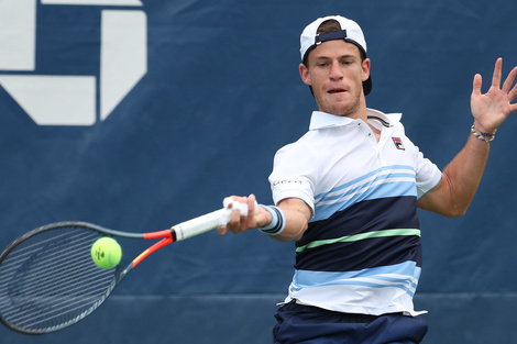 Schwartzman pega de drive en una acción en el US Open.