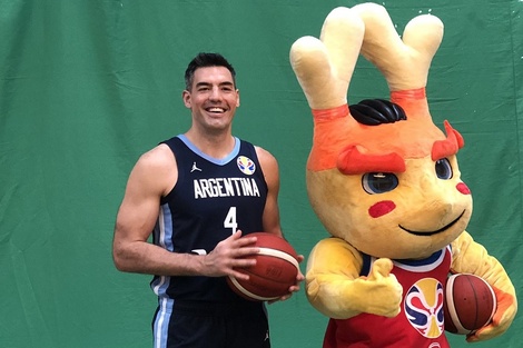 Luis Scola sonríe con la mascota de China 2019 durante la sesión oficial de fotos.