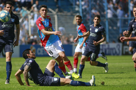 Joel Soñora, rodeado por jugadores tucumanos. 