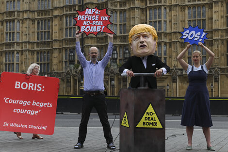 Manifestantes en Londres llaman a "desactivar la bomba del Brexit duro"