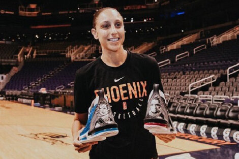 Taurasi posa con las zapatillas que homenajean a Eva Perón y a la jueza Bader Ginsburg. 