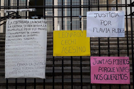 Los carteles que pegaron las hermanas de Flavia Rudez en las rejas del tribunal el día que liberaron a Leonardo Cechi.