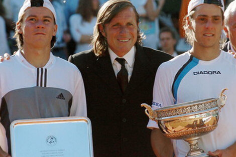 Gaudio con la Copa, Coria con la plaqueta, abrazados por Guillermo Vilas.