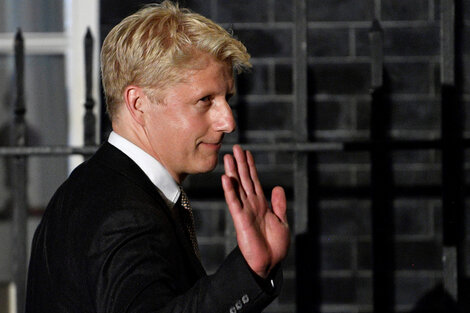Jo Johnson renunció por estar "dividido entre la lealtad familiar y el interés nacional".