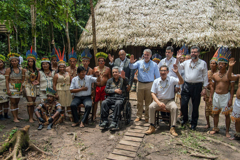 Aborígenescolombianos  y jefes de Estado en la foto de la cumbre por la Amazonia.