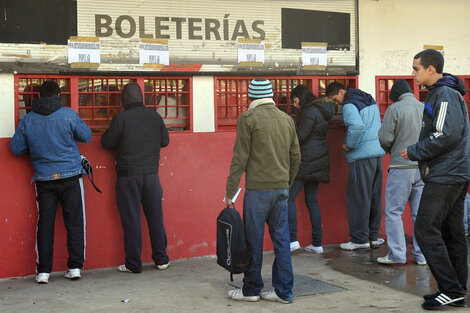 Los hinchas de River no quieren perderse el Superclásico copero.