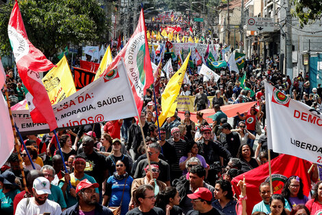 Estudiantes vestidos de negro protestan en San Pablo