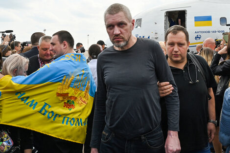 Un exprisionero de Rusia arriba al aeropuerto internacional de Kiev.