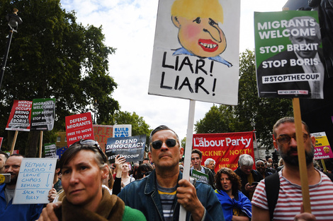 Manifestantes protestan en contra del cierre del Parlamento en Londres.