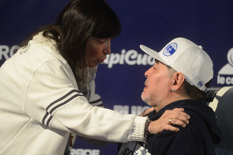 Maradona recibe el saludo de Giselle Fernández, hermana de Cristina.
