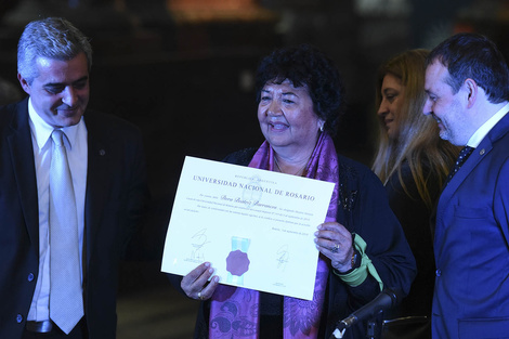 Bartolacci y Vila entregan el diploma Honoris Causa a Barrancos.