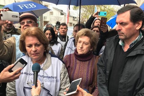 Mirta Petrocini, de la FEB, en la puerta del ministerio.