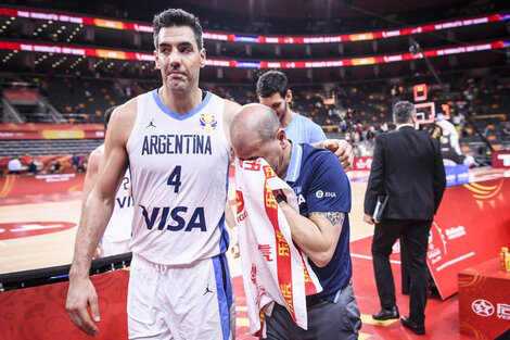 Luis Scola, acompaña a Sergio Hernández, emocionado. 