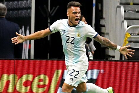 Lautaro Martínez grita uno de los tres goles que convirtió.