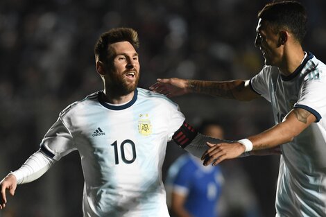 Messi festeja con Suárez el primero de sus dos goles. (Fuente: AFP)