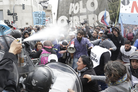 Tras la represión, acampe frente a Desarrollo Social 