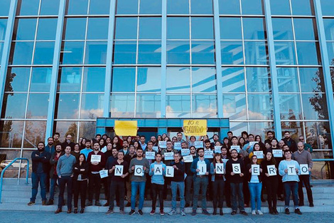 Con una manifestación frente al edificio del diario, los periodistas de El Mercurio repudiaron la solicitada.