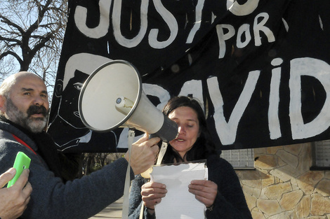 El abogado Olivares y la madre de Moreira, hoy radicada en Uruguay.