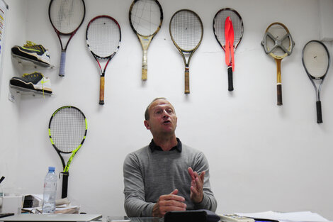 Todo en la oficina de Martín Jaite remite al tenis.