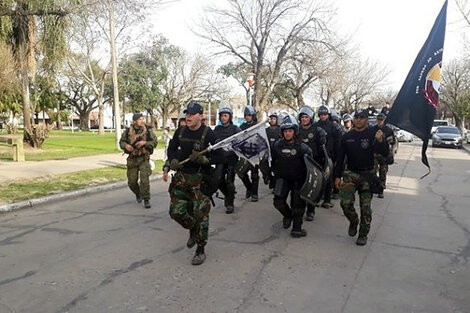 El "escuadrón de guerra", como llamó al desfile de la Infantería al grito de "matar o morir".