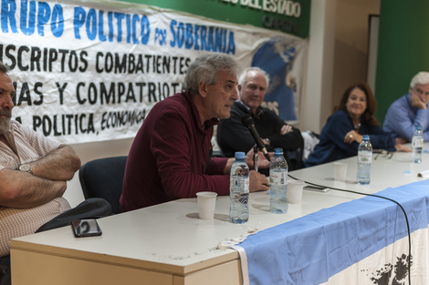 Luis Bruschtein, de Página/12, durante el encuentro.