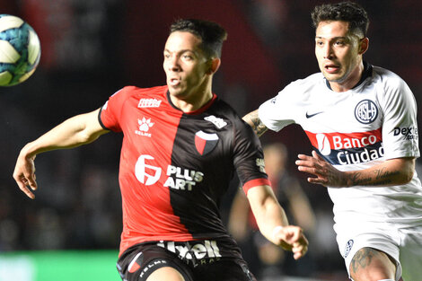 Aliendro y Ferrari van en busca de la pelota.