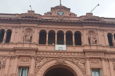Pusieron un aro de básquet en Casa Rosada: críticas y burlas en las redes