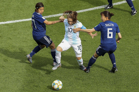 Banini muestra su habilidad pasando entre medio de dos jugadoras japonesas.