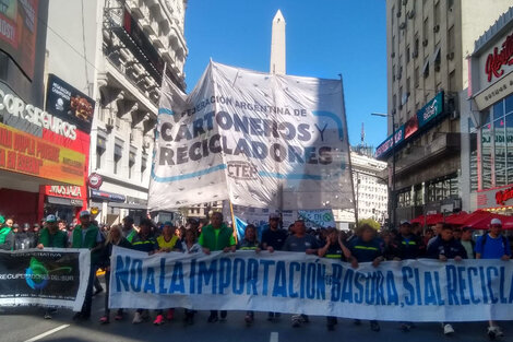 Marcha de cartoneros contra el decreto que flexibiliza el ingreso de basura