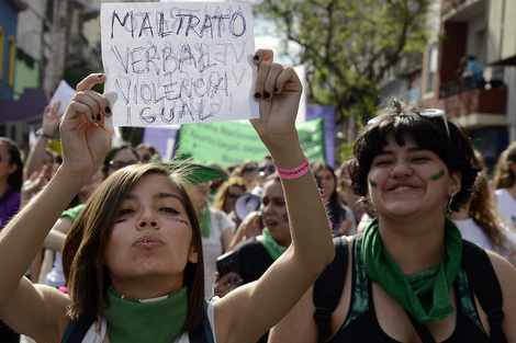 El feminismo movilizado lo hizo visible, pero el flagelo persiste. (Fuente: Andres Macera)