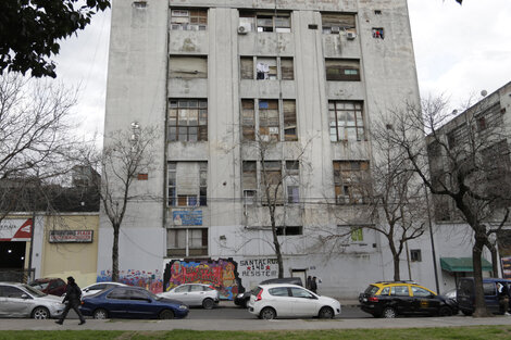 Casa Santa Cruz, en Parque Patricios sigue en manos de sus habitantes.