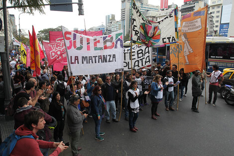 Paro y marcha de los docentes a la Casa de Chubut