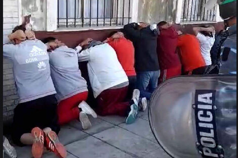 Los barras detenidos en el estadio de Lanús.