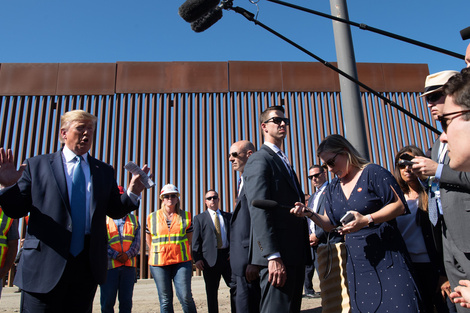 "Gran progreso en el muro" dijo Trump en el área de Otay Mesa.