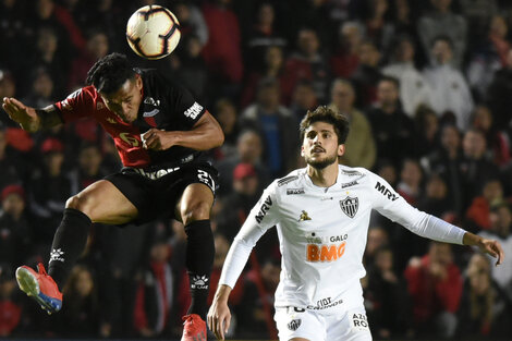 Wilson Morelo cabecea ante la presencia de un jugador brasileño.