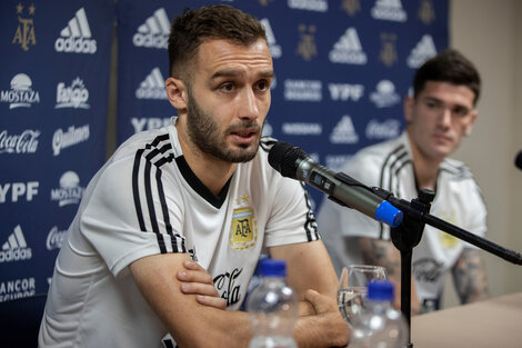 Pezzella y De Paul, durante la conferencia de prensa.