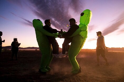 Gente disfrazada de alienígena se acercó a la base en el estado de Nevada. 