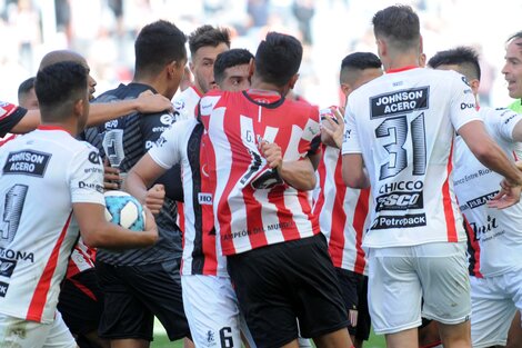 Piñas, expulsiones y vuelta al triunfo de Estudiantes en La Plata