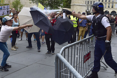 La policía reprime  en la protesta de los chalecos amarillos en Bordeaux.