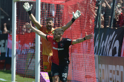 Fernández festeja el 2-0 para Newell's.