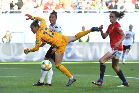 La arquera española no puede impedir el tanto de la victoria de las alemanas.