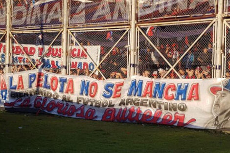 Los colores de San Lorenzo, equipo del que es hincha Sergio Maldonado, con el reclamo por la desaparición y muerte de su hermano.